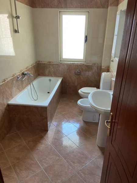 Tirane, jepet me qera ambjent biznesi Kati 2, 250 m² 1.000 € (KODRA E DIELLIT)