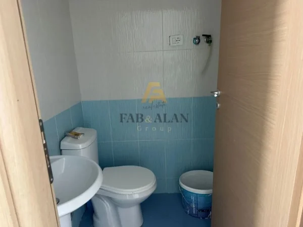 Tirane, jepet me qera ambjent biznesi Kati 0, 70 m² 500 € (Yzberisht, tek KMY)