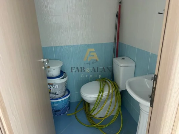 Tirane, jepet me qera ambjent biznesi Kati 0, 70 m² 500 € (Yzberisht, tek KMY)