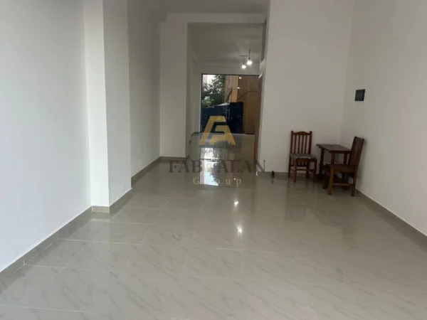 Tirane, jepet me qera ambjent biznesi Kati 0, 70 m² 500 € (Yzberisht, tek KMY)
