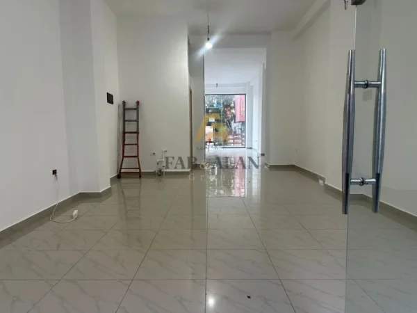 Tirane, jepet me qera ambjent biznesi Kati 0, 70 m² 500 € (Yzberisht, tek KMY)