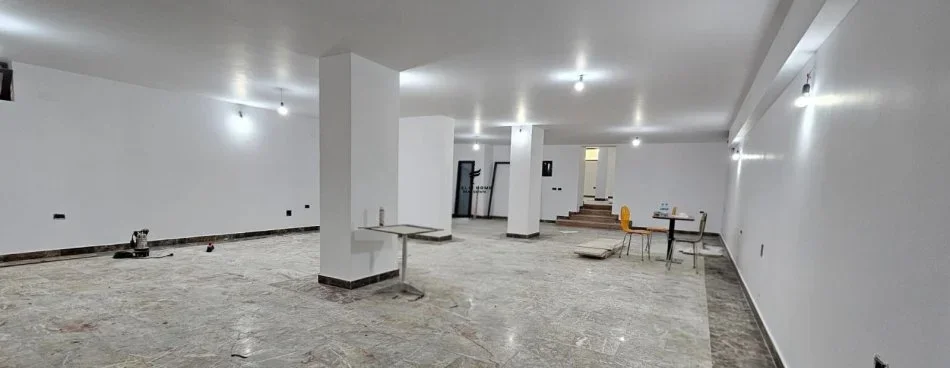 Tirane, jepet me qera dyqan Kati 0, 200 m² 4.000 € (BLLOK)