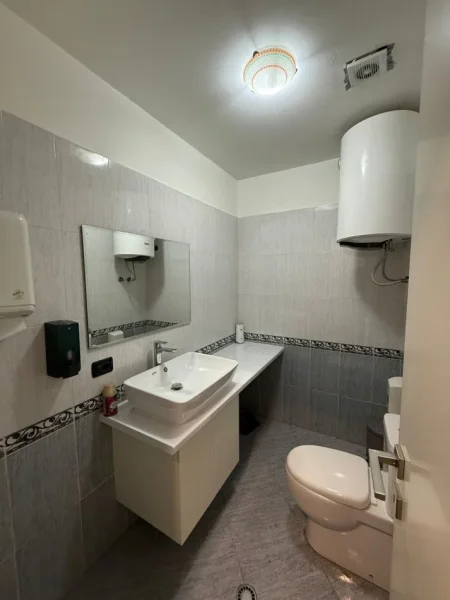 Tirane, jepet me qera ambjent biznesi Kati 4, 70 m² 700 € 