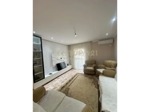 Durres, jap me qera apartament 2+1+Ballkon Kati 6, 400 m² 400 € (parku sportiv)