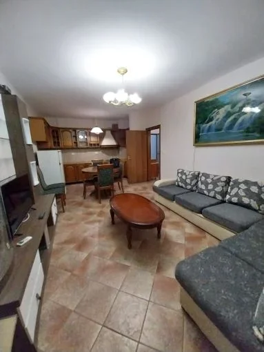 Tirane, jepet me qera apartament 1+1 Kati 3, 70 m² 500 € (komuna e parisit)