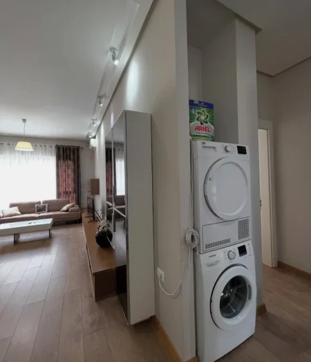Tirane, shitet apartament 1+1+Ballkon Kati 5, 83 m² 165.000 € (Kopshti botanik)