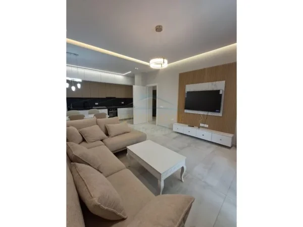 Tirane, jepet me qera apartament 2+1+Ballkon Kati 4, 120 m² 1.100 € 