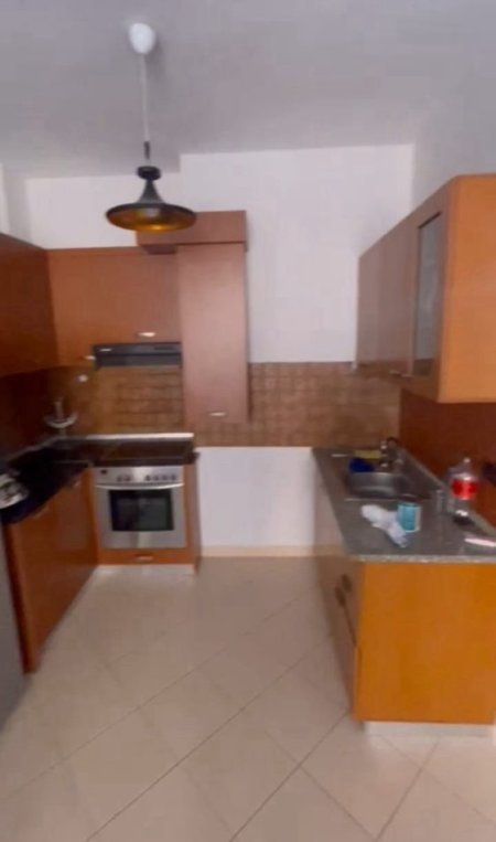 Tirane, jepet me qera apartament 1+1 Kati 2, 100 m² 500 € (PRANE SPAKUT)