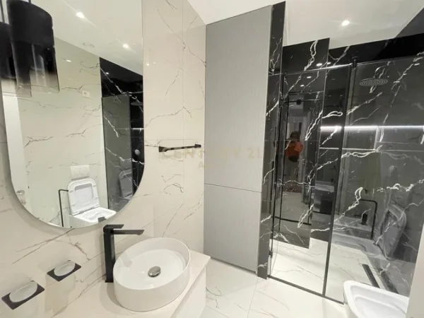 Tirane, jepet me qera apartament 2+1+Ballkon Kati 5, 103 m² 1.900 € (Lake View)