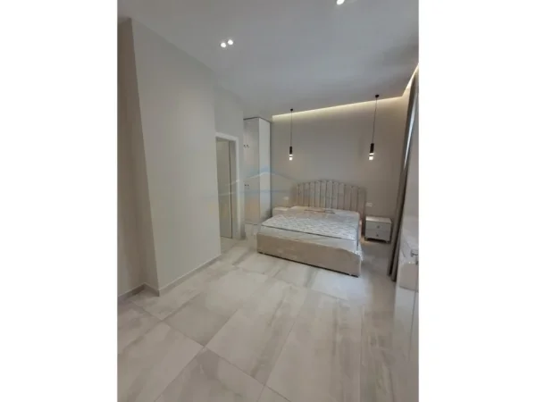 Tirane, jepet me qera apartament 2+1+Ballkon Kati 4, 120 m² 1.100 € 