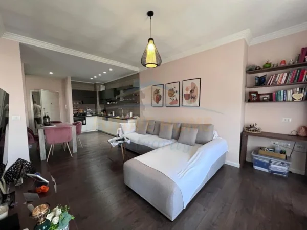 Tirane, jepet me qera apartament 1+1+Ballkon Kati 6, 80 m² 620 € 
