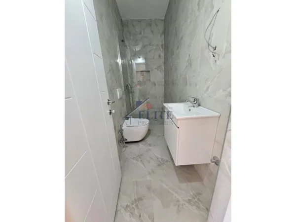 Tirane, shitet apartament 1+1+Ballkon Kati 5, 49 m² 137.000 € (Rruga e Kavajes)