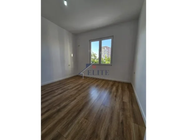 Tirane, shitet apartament 1+1+Ballkon Kati 5, 49 m² 137.000 € (Rruga e Kavajes)