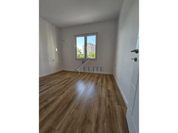 Tirane, shitet apartament 1+1+Ballkon Kati 5, 49 m² 137.000 € (Rruga e Kavajes)
