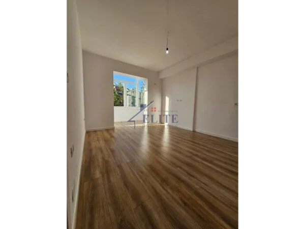 Tirane, shitet apartament 1+1+Ballkon Kati 5, 49 m² 137.000 € (Rruga e Kavajes)
