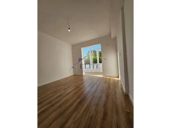 Tirane, shitet apartament 1+1+Ballkon Kati 5, 49 m² 137.000 € (Rruga e Kavajes)
