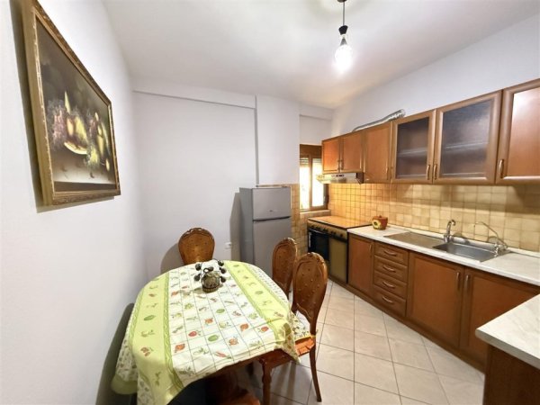 Tirane, jepet me qera apartament 2+1 Kati 5, 100 m² 500 € (RRUGA E DIBRES)