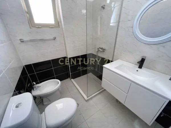 Durres, jepet me qera apartament 1+1+Ballkon Kati 4, 120 m² 400 € (ish rajoni)