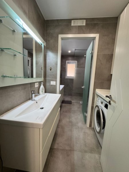 Tirane, jepet me qera apartament 2+1+Ballkon Kati 3, 91 m² 1.150 € (Blloku)