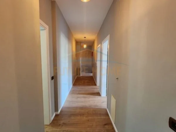 Tirane, jepet me qera zyre Kati 5, 165 m² 1.700 € (Rruga Elbasanit, Liceu Artistik, Tiranë)