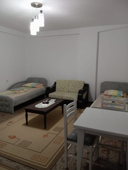 Tirane, jepet me qera apartament 1+1 Kati 2, 40 m² 350 € (Medrese)