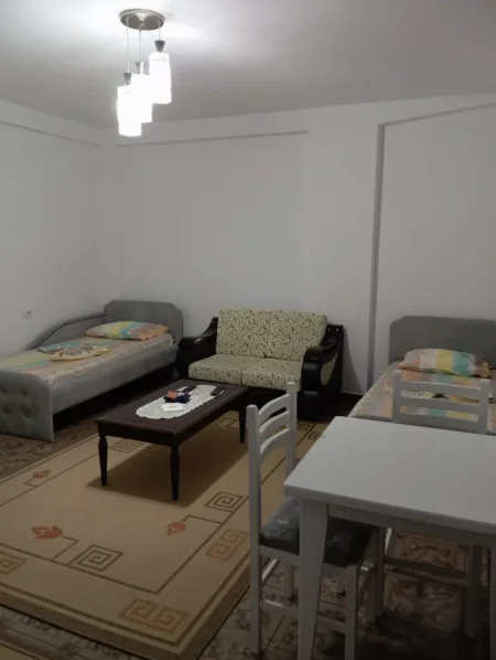 Tirane, jepet me qera apartament 1+1 Kati 2, 40 m² 350 € (Medrese)