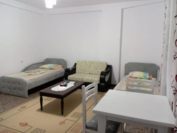 Tirane, jepet me qera apartament 1+1 Kati 2, 40 m² 350 € (Medrese)