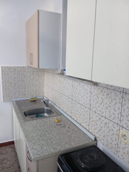Tirane, jepet me qera apartament 1+1 Kati 2, 40 m² 350 € (Medrese)