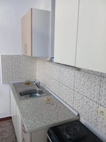 Tirane, jepet me qera apartament 1+1 Kati 2, 40 m² 350 € (Medrese)
