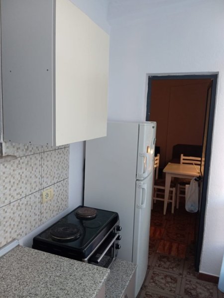 Tirane, jepet me qera apartament 1+1 Kati 2, 40 m² 350 € (Medrese)