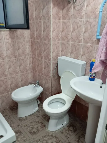 Tirane, jepet me qera apartament 1+1 Kati 2, 40 m² 350 € (Medrese)