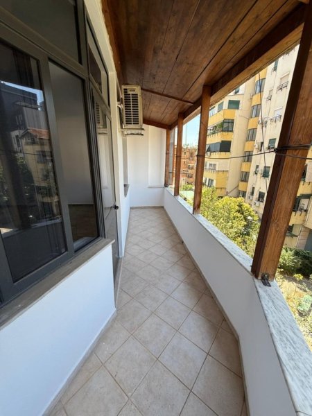 Tirane, shitet garsonier 1+1 Kati 3, 45 m² 110.000 € (Pazari i Ri)