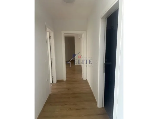 Tirane, jepet me qera zyre Kati 3, 138 m² 1.300 € (Ish Fusha e Aviacionit)