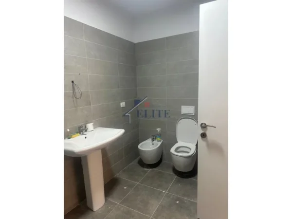 Tirane, jepet me qera zyre Kati 3, 138 m² 1.300 € (Ish Fusha e Aviacionit)