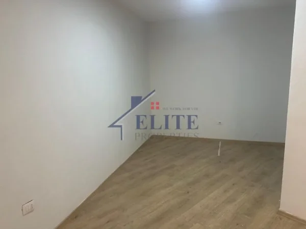Tirane, jepet me qera zyre Kati 3, 138 m² 1.300 € (Ish Fusha e Aviacionit)