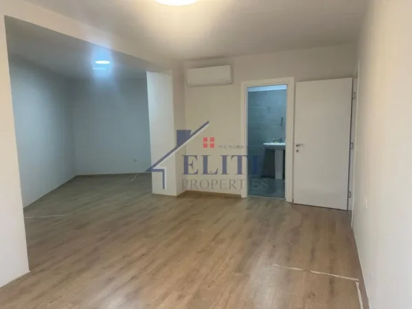 Tirane, jepet me qera zyre Kati 3, 138 m² 1.300 € (Ish Fusha e Aviacionit)