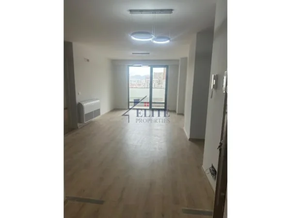 Tirane, jepet me qera zyre Kati 3, 138 m² 1.300 € (Ish Fusha e Aviacionit)