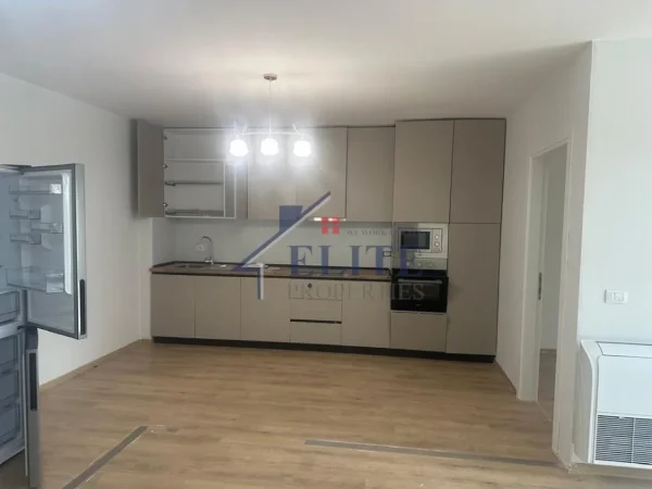 Tirane, jepet me qera zyre Kati 3, 138 m² 1.300 € (Ish Fusha e Aviacionit)
