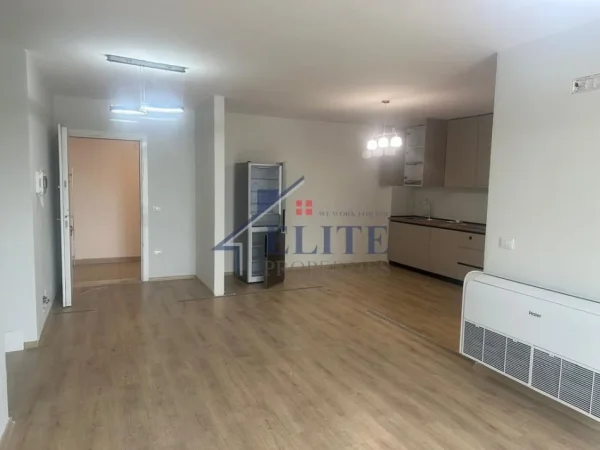 Tirane, jepet me qera zyre Kati 3, 138 m² 1.300 € (Ish Fusha e Aviacionit)