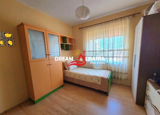 Tirane, shitet apartament 2+1+Ballkon Kati 5, 106 m² 130.000 € (ne Rrugen e Durresit, prane Gjimnazit Qemal Stafa)