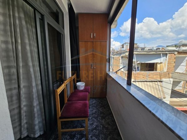 Tirane, jepet me qera apartament 4+1 Kati 5, 120 m² 900 € 