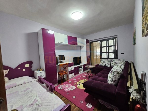 Tirane, jepet me qera apartament 4+1 Kati 5, 120 m² 900 € 