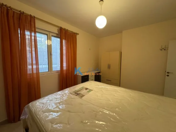 Tirane, jap me qera apartament 2+1+Ballkon Kati 3, 80 m² (Kodra e Diellit, rruga Bill Klinton)