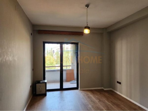 Tirane, jepet me qera zyre Kati 5, 1.700 m² 1.700 € (UNAZA E RE)