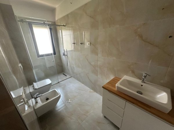 Tirane, shitet apartament 2+1+Ballkon Kati 3, 128 m² 335.000 € (Liqeni i Thate, Tirane)