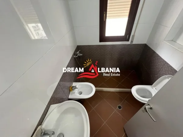 Tirane, jepet me qera apartament 2+1+Ballkon Kati 5, 200 m² 700 € (tek Kopeshti Botanik, prane Xhamise)