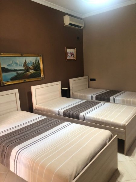 Tirane, jepet me qera apartament 1+1 Kati 1, 70 m² 500 € (Medreseja)