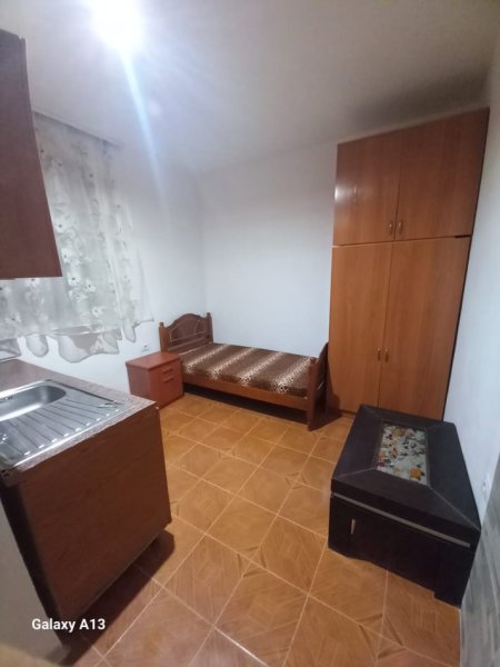 Tirane, jepet me qera garsonier 1+1 Kati 3, 25 m² (Fundi Rruges Burgut, Mbrapa Skrapit)