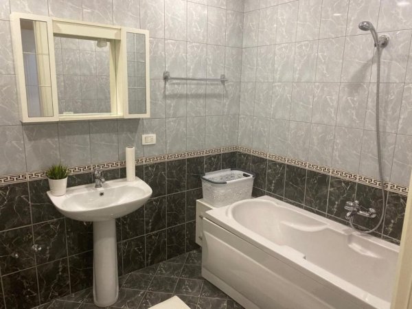 Tirane, jepet me qera apartament 2+1 Kati 2, 110 m² 900 € (komuna e parisit)