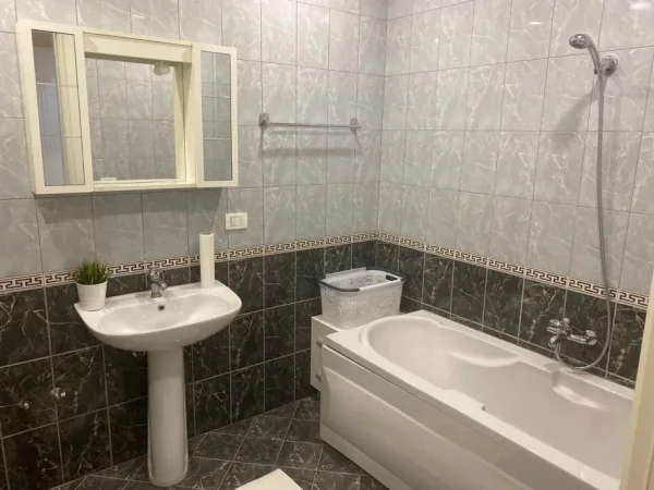 Tirane, jepet me qera apartament 2+1 Kati 2, 110 m² 950 € (komuna e parisit)